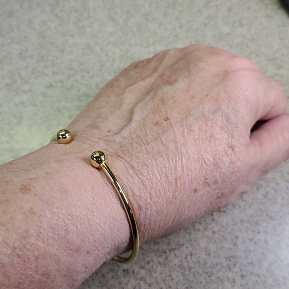 Bracelet gold tone with two beads. - Picture 2 of 7